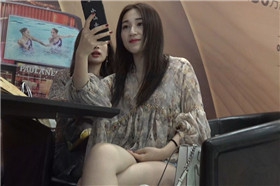 4K - 连衣裙凉高美足网红妹纸跟闺蜜自拍 [866 MB/avi]