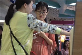 粉色长裙美脚丫凉高跟MM第二部