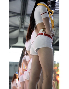 舞台上全是翘臀美腿，看得眼花缭乱。