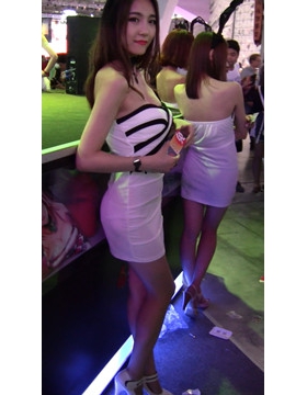 超级甜美天生丽质的白色连衣裙美女。