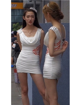 三位美腿包臀裙高跟鞋女神外面抽烟。