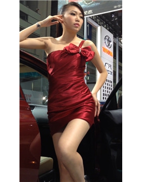 性感长腿笑容甜美大红短裙美女车模。