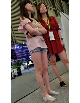 4k超清，超短牛仔热裤修长笔直美腿气质美女！