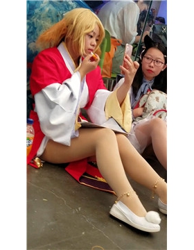 4k-肉色丝袜小清纯美眉休息不忘补个妆