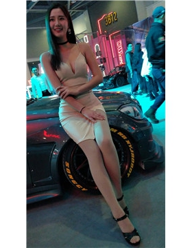 4k-甜美笑容的大长腿美女性感车模
