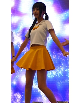 黄色裙子舞蹈表演的showgirl