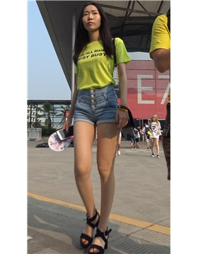 4k-chinajoy展会现场外偶遇长腿热裤高跟鞋小清新美女