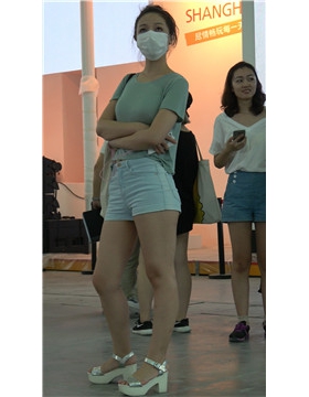 4k-展会现场外偶遇戴口罩的甜美小清新美眉