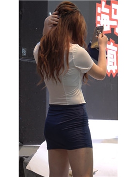 颜值身材都超级棒的showgirl，包臀裙配高跟鞋更赞。