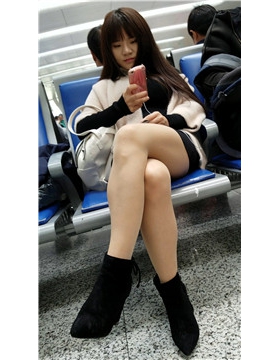 4k-高铁站候车室偶遇长腿高跟鞋甜美小萝莉美女
