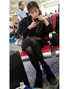 4k-候车室偶遇黑丝小萝莉美女，性感长腿颜值高。