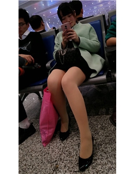 4k-车站候车室遇见光滑肉丝美腿高跟鞋大眼萌妹子