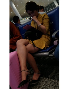 高铁站偶遇坐在对面的甜美知性美女，完美女神类型。