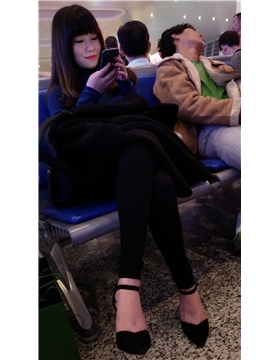 4k-高铁站候车室拍摄粉嫩甜美小清新萌妹子
