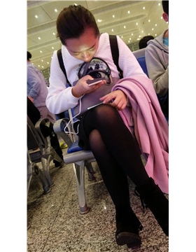 4k-高铁站候车室拍摄成熟的黑丝性感美腿少妇。
