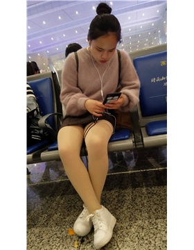 4k-高铁站候车室拍摄红彤彤厚唇的肉丝小妹