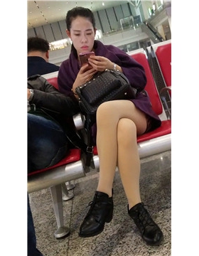 4k-车站候车室拍摄一大嘴美女，长腿加肉色丝袜。