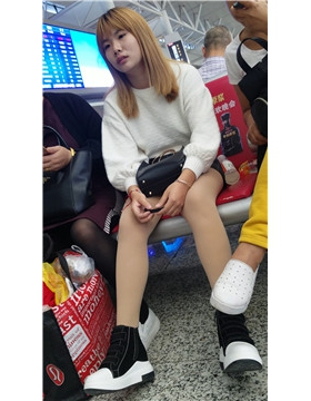 4K - 偶遇母女二人一起出行的小妹