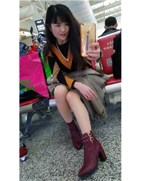 4k-高铁站候车室拍摄一位美若天仙的女神，你自拍我拍你。