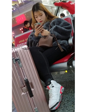 4k-高铁站候车室遇见清纯靓丽的美女。
