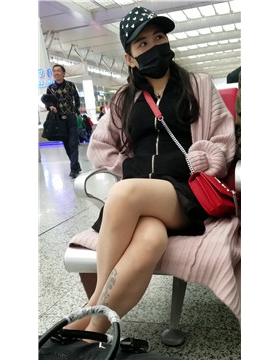4k-高铁站候车室遇见黑色口罩长腿美女姐姐。