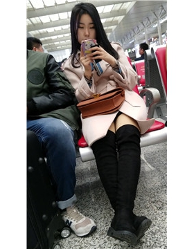 4k-高铁站候车室的美腿红唇清新小美女
