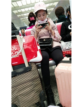 4k-高铁站候车室拍摄黑丝打底裤粉色鸭舌帽美女
