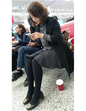 4k-高铁站候车室拍摄黑丝短裙极品甜美女孩。