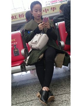 4k-高铁站候车室拍摄清纯甜美长腿女神姐姐