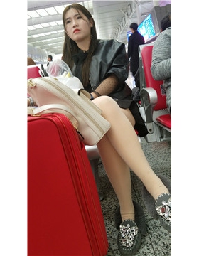 4k-高铁站候车室拍摄性感肉丝打底裤美女