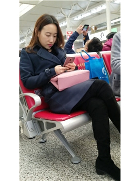 4k-高铁站候车室拍摄清纯秀丽黑丝打底裤漂亮美女