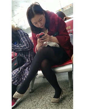 4k-高铁站候车室拍摄极品美腿黑丝高跟鞋美少妇