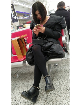 4k-高铁站候车室拍摄黑丝美腿短发甜美女孩