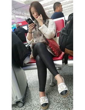 4k-高铁站候车室拍摄长腿丝袜打底裤小清新美女姐姐