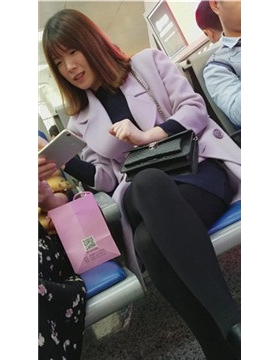 4k-高铁站候车室拍摄黑丝打底裤美腿美女。