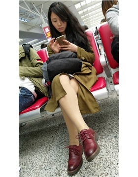4k-街拍红色小皮鞋肉丝袜美腿女孩专心玩手机