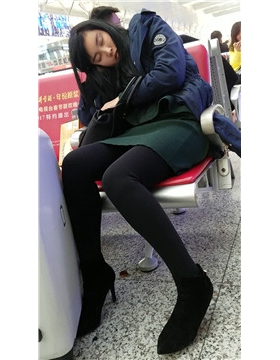 4k-黑色裤袜美腿女孩，是不是昨晚与男友折腾太晚了