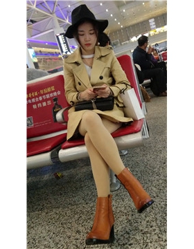 4k-高铁站候车室拍摄长腿肉丝高跟鞋女神，颜值超高。