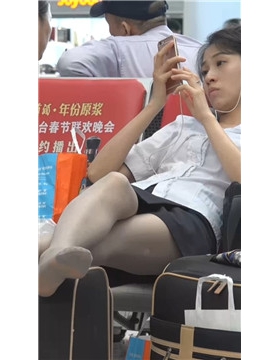 高铁候车室的丝袜美足美腿白衬衫美女 [408 MB/WMV]