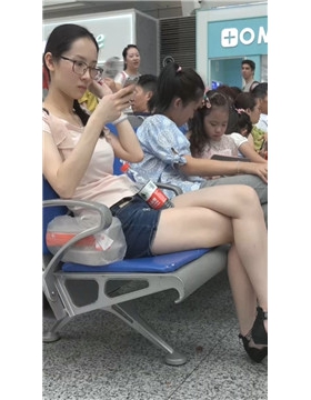美腿热裤粉T恤美脚丫s妇 [431 MB/WMV]
