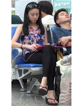 时尚的黑色紧身裤松糕鞋美足mm [3.34 GB/MP4]