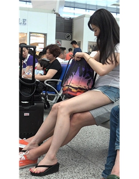 座到男友腿上的黑色松糕鞋美眉,一双玉足相当精致