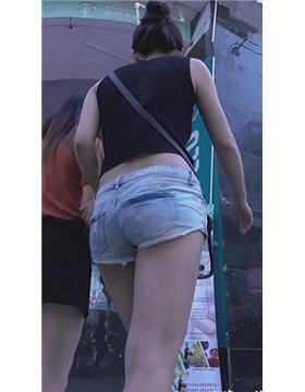 超短热裤圆臀美女，配上墨镜很酷！[397 MB]