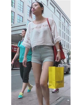 街拍苹果臀高腰热裤美女，三角区迷人紧绷。[331 MB]