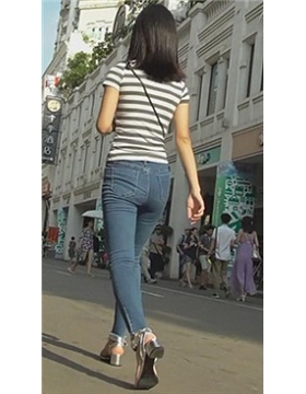 超酷露脐墨镜美女，紧身屁屁魅力无限！[624 MB]