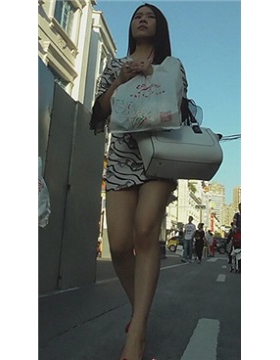 两位极品美女，紧身牛仔VS超短裙 [522 MB]