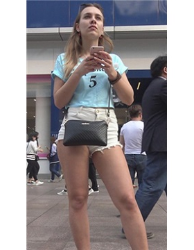 超美苹果臀热裤外国姐妹花，你拍我我拍你不亦乐乎。