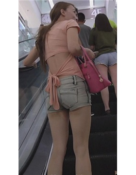 乘坐电梯的长腿热裤美女 [456 MB]