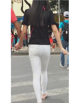 超长跟拍视频，透明白裤小美女跟小男友压马路。[1.26 GB]