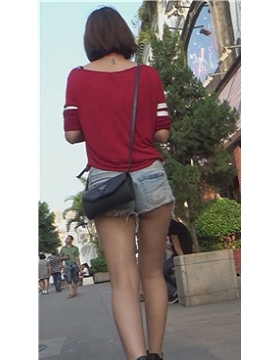 街拍红色T恤的美女，一双修长的美腿。[869 MB]